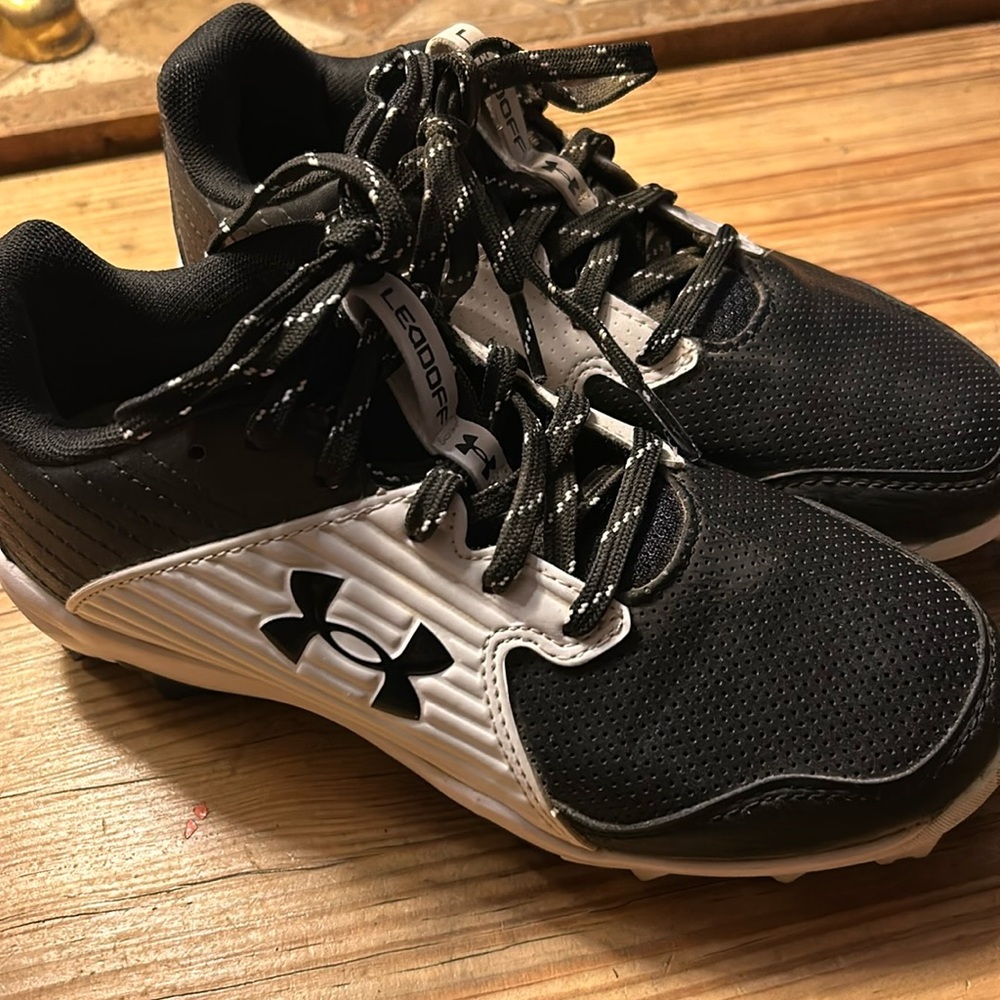 Youth under armour baseball cleats